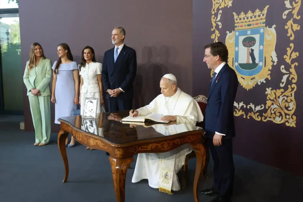 Los momentos más icónicos del Papa León XIV junto a la Familia Real en Madrid 2 La indicación de don Felipe y la reacción de Leonor ante el Papa León XIV