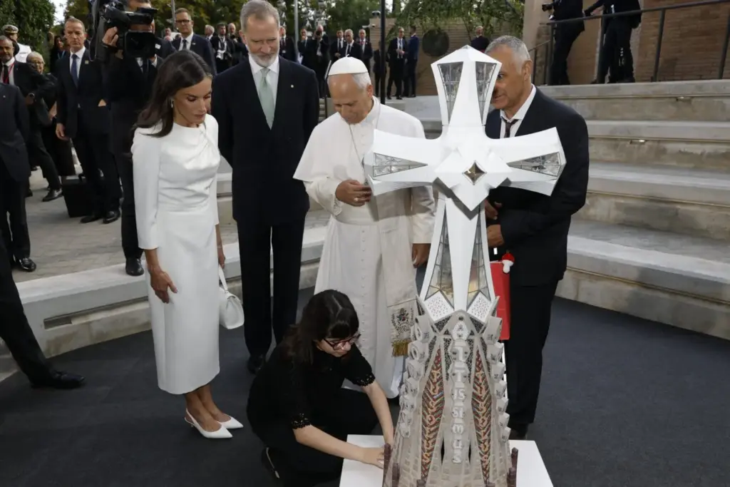 "Muy calculada": El gesto de la reina Letizia con una niña con discapacidad visual en la Sagrada Familia no pasó desapercibido 2 La modernización del protocolo gracias a los gestos de la reina Letizia