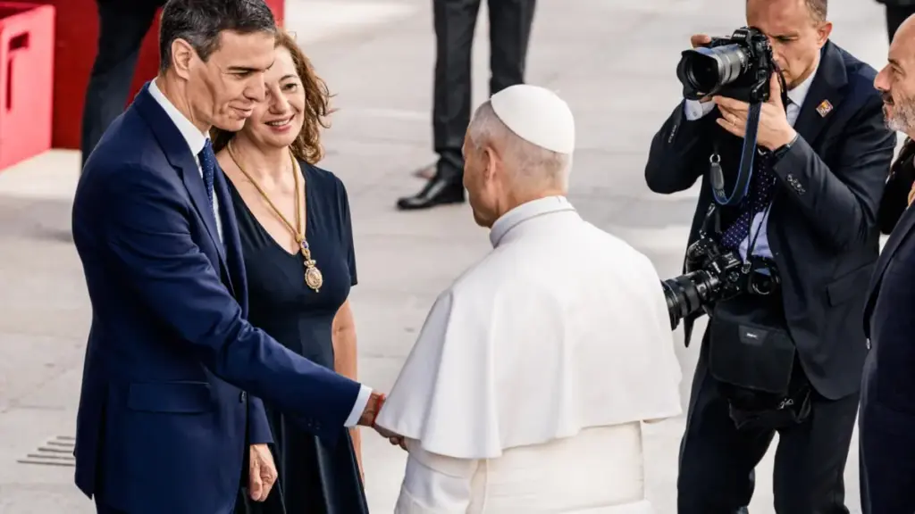 "Prefirió irse a un festival de música a hacer el 'indi'": Ana Rosa cuestiona a Pedro Sánchez por ausentarse de los actos papales 1 La sonada ausencia de Pedro Sánchez desata las críticas en la televisión