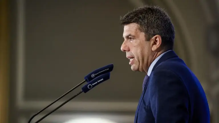 Mazón ordenó 'inundar de datos a los medios' el 29-O: los mensajes de WhatsApp que reabren la polémica de la DANA