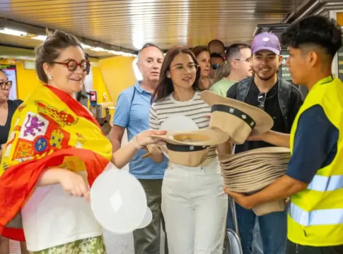 Operarios de Metro de Madrid repartiendo sombreros para ver al Papa León XIV Operarios de Metro de Madrid repartiendo sombreros para ver al Papa León XIV