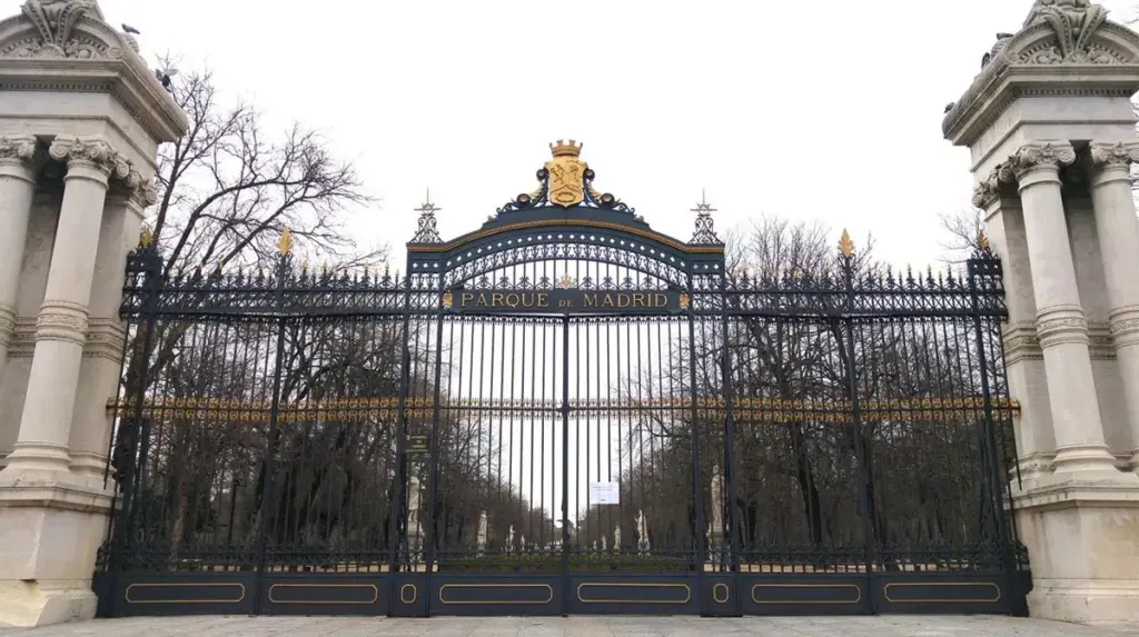 El Retiro cierra justo cuando más calor hace y el Ayuntamiento se excusa en un protocolo "indignante" 2 Parque de El Retiro cerrado