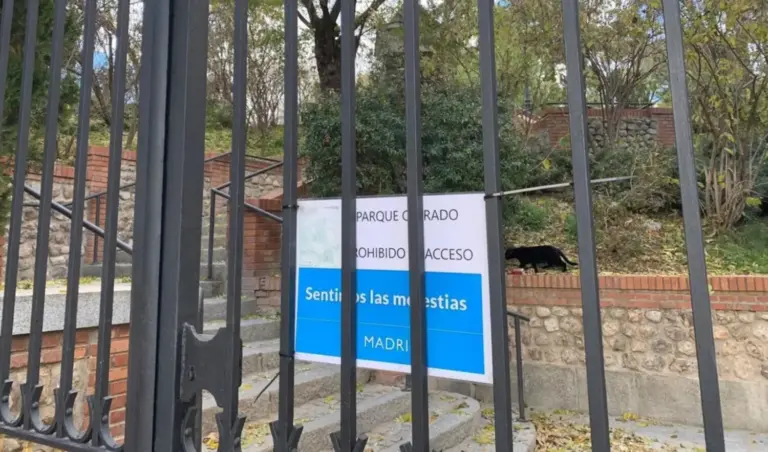 El Retiro cierra justo cuando más calor hace y el Ayuntamiento se excusa en un protocolo 