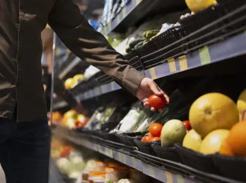 Persona comprando frutas y hortalizas en un supermercado Persona comprando frutas y hortalizas en un supermercado