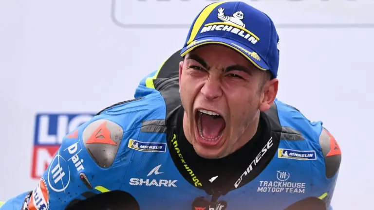 Raúl Fernández explota en Assen: victoria al esprint y mensaje a los críticos