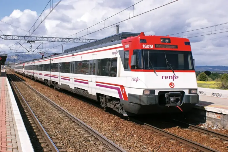 Renfe permitirá viajar con perros de hasta 40 kg desde el 21 de julio con recargo de 40 euros