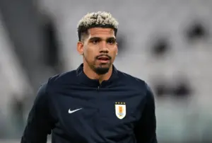 La lesión de Ronald Araujo obliga a Bielsa a enviarlo a Barcelona y pone en duda su Mundial