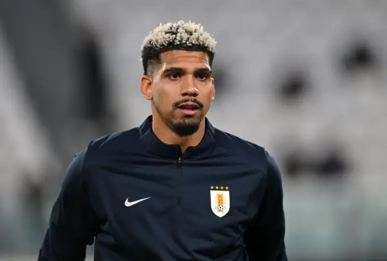 La lesión de Ronald Araujo obliga a Bielsa a enviarlo a Barcelona y pone en duda su Mundial