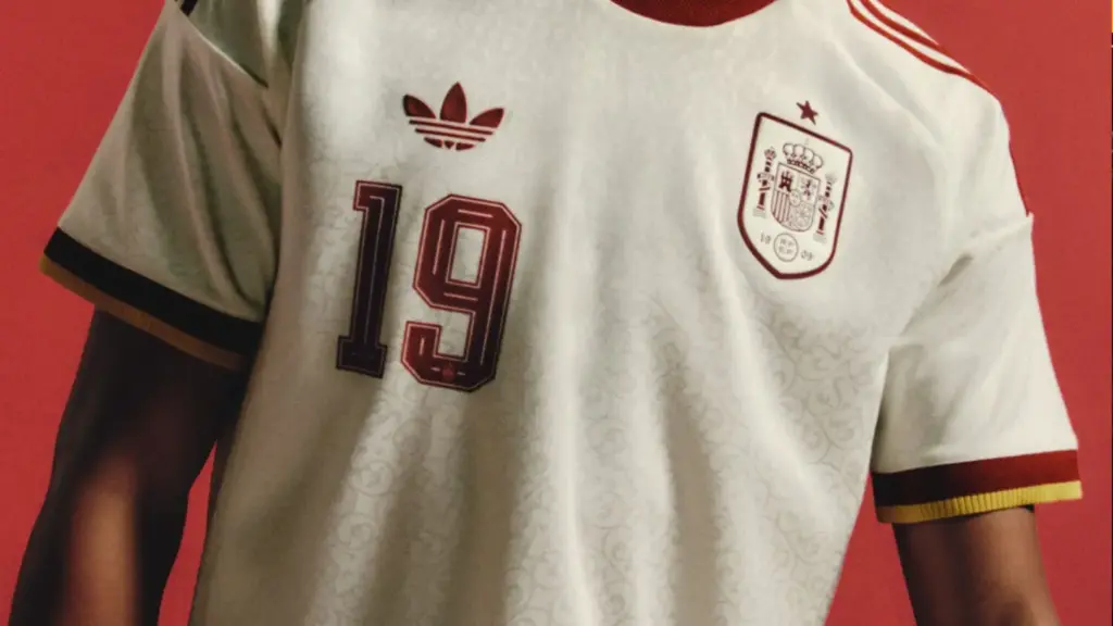 Doble ridículo de la RFEF en pleno Mundial: recomienda comprar camisetas falsas de España y la tienda acumula retrasos de dos meses 3 Segunda equipación de la Selección Española para el Mundial 2026