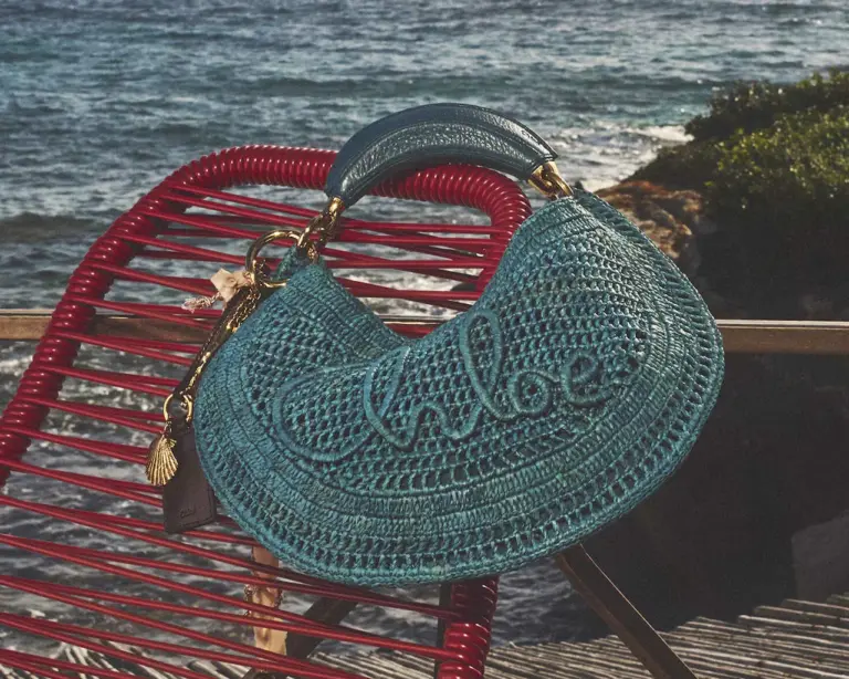 El icónico tote Summer Banana de Chloé rebajado un 40%: el complemento perfecto con lino
