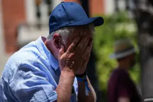 Un hombre se refresca por calor en verano