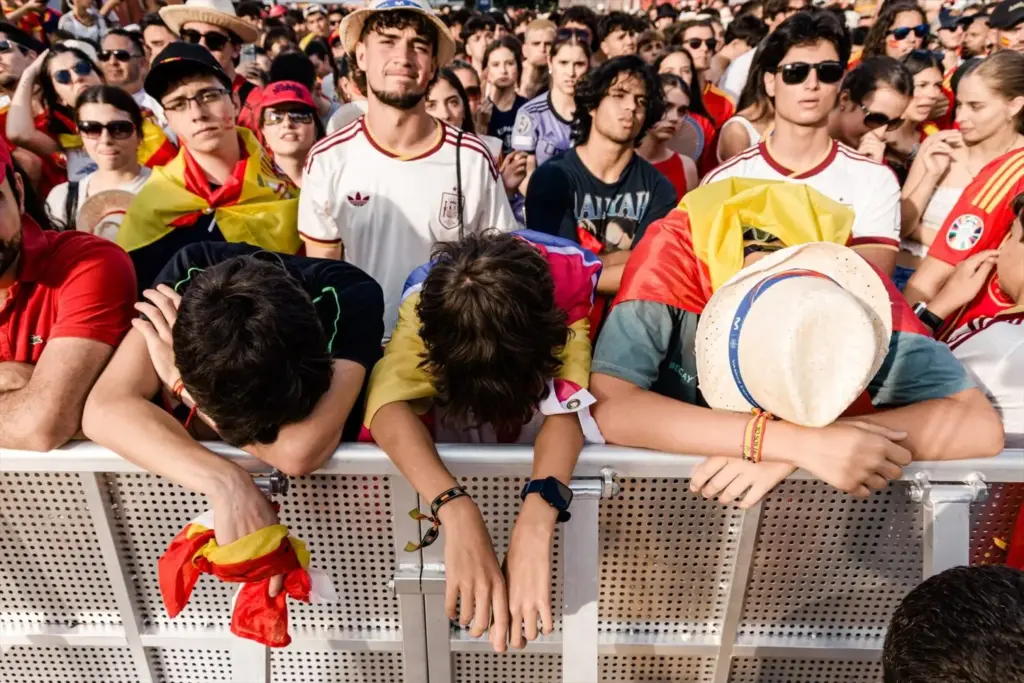 RTVE abraza el fracaso de la Selección Española 2 Varias personas durante el primer partido disputado por la selección española en la Copa Mundial de la FIFA 2026, a 15 de junio de 2026, en Madrid