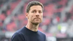 Xabi Alonso destroza a Arbeloa en el duelo de banquillos de la Premier