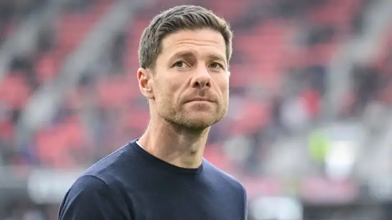 Xabi Alonso destroza a Arbeloa en el duelo de banquillos de la Premier