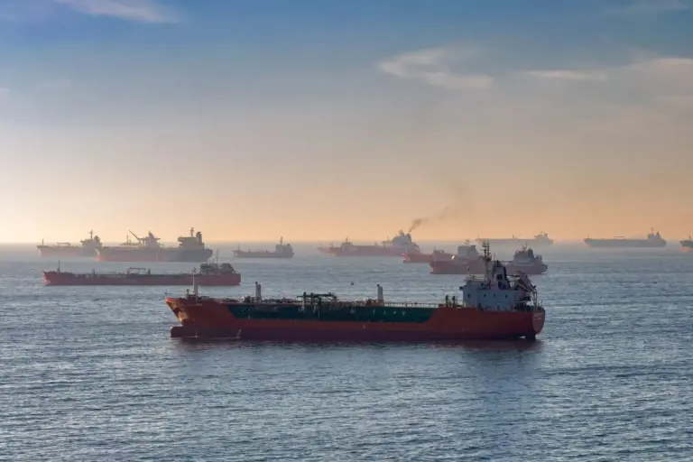 El peaje del 20% en el estrecho de Ormuz dispara el petróleo y llega a tu bolsillo