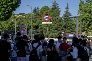 Alumnos llegan a la parada de Metro Ciudad Universitaria para los exámenes de la PAU