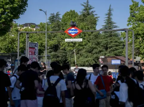 alumnos_llegan_parada_metro_ciudad_universitaria_comenzar_primer_examen_pau Alumnos llegan a la parada de Metro Ciudad Universitaria para los exámenes de la PAU