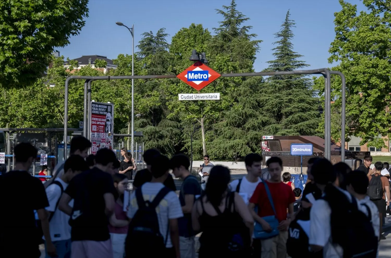 alumnos_llegan_parada_metro_ciudad_universitaria_comenzar_primer_examen_pau Alumnos llegan a la parada de Metro Ciudad Universitaria para los exámenes de la PAU