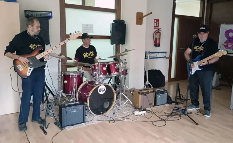 Una banda de rock nacida en una residencia de mayores convierte la música en un punto de encuentro