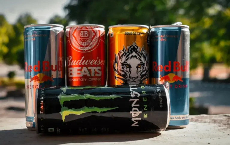 Consumo arranca la consulta pública para prohibir las bebidas energéticas a menores de 16 años: ¿qué significa?