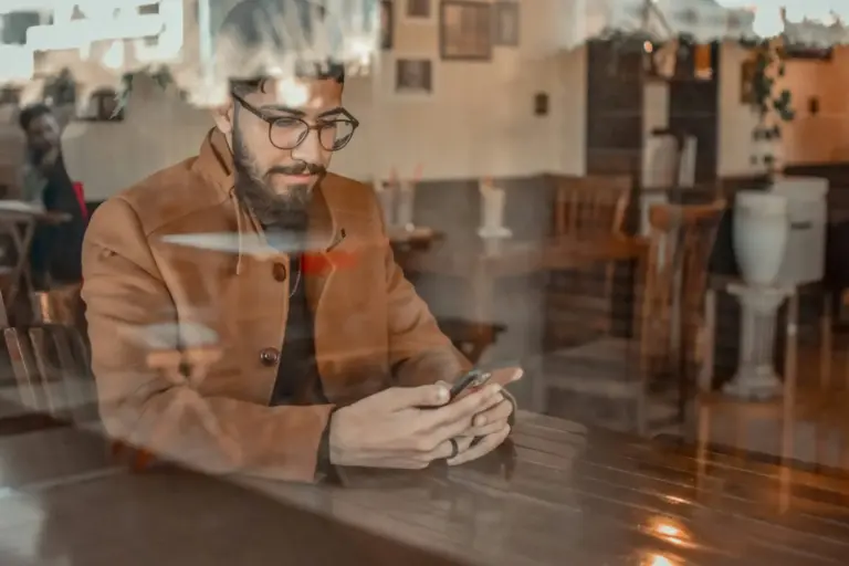 El 'Bum-Maxxing' arrasa: la tendencia de citas que consiste en hacerse el ocupado para parecer más atractivo
