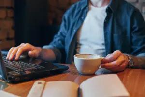 El café de la noche puede arruinar tu sueño reparador (aunque creas que duermes bien)