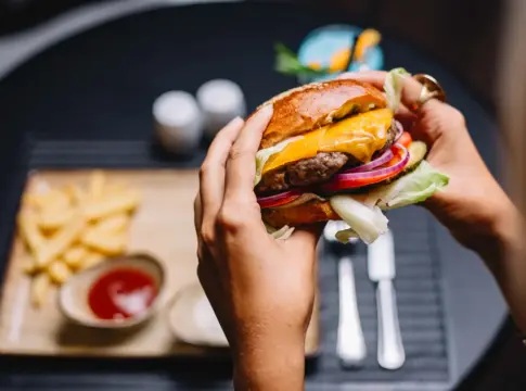 El peligro oculto del táper de la oficina: por qué no debes calentar tu comida en este tipo de envase El peligro oculto del táper de la oficina: por qué no debes calentar tu comida en este tipo de envase