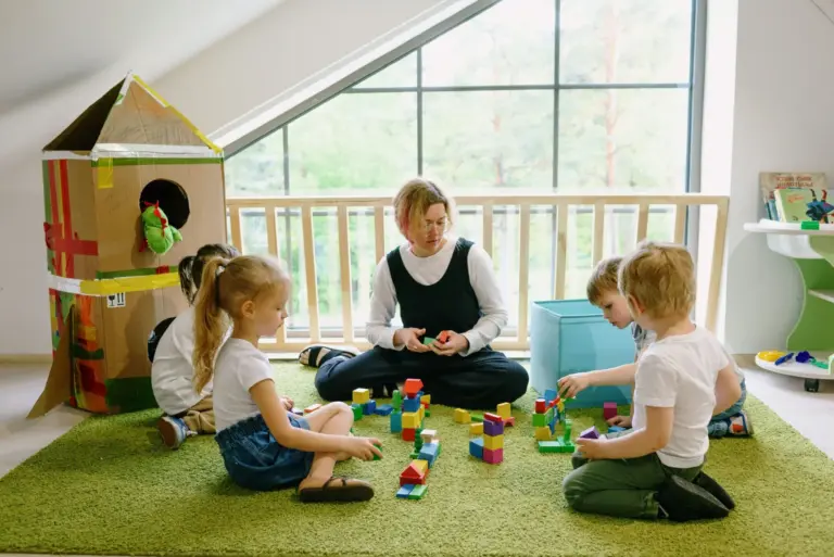 Catalunya recomienda teletrabajo en verano para empleados con hijos: claves de la conciliación