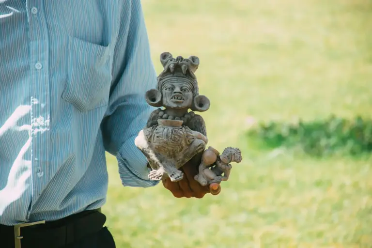 Descubren en México asombrosa tumba zapoteca de 1.400 años con símbolos en piedra