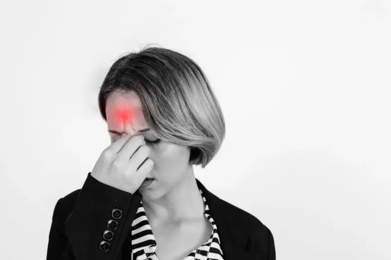 El peligro oculto detrás de ese dolor de cabeza constante que atribuyes al estrés