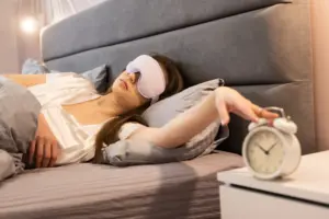 Por qué despertarse siempre 5 minutos antes de que suene la alarma no es casualidad (y lo que dice de tu reloj biológico)