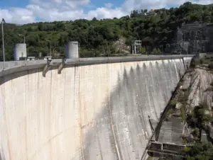 El misterio del "pueblo fantasma" de España que emerge del agua cada verano (y que puedes visitar a pie)