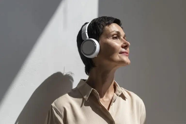 Esta es la razón por la que ciertas canciones se repiten en tu cabeza (y cómo silenciarlas)