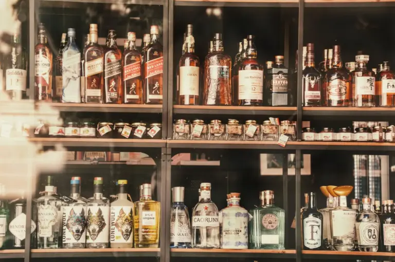 Licores tradicionales en España: el pacharán y las hierbas ganan la partida al gin-tonic