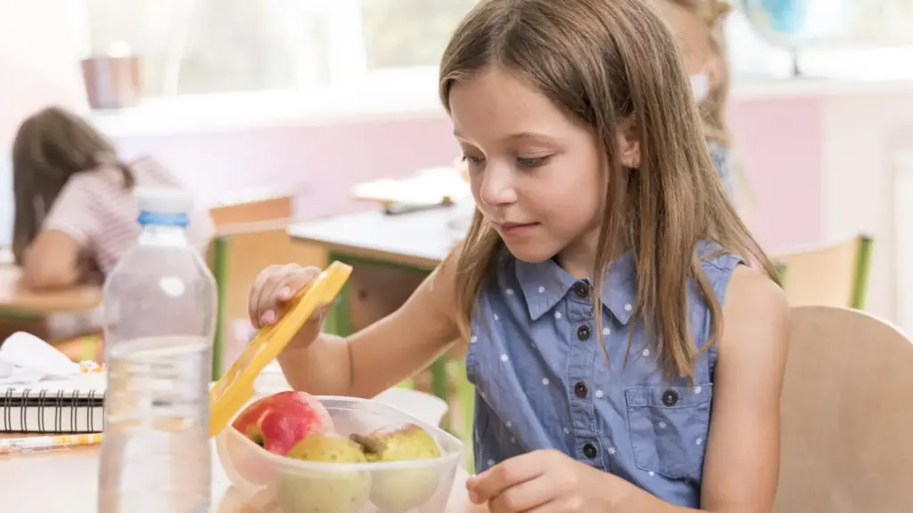 Por qué la regla de los 5 segundos si se te cae la comida al suelo es el mayor peligro de tu cocina