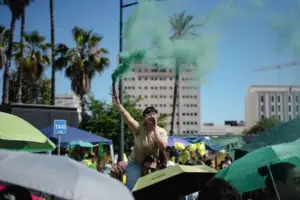 Un grupo de personas se concentra frente a la Conselleria de Educación, a 25 de mayo de 2026, en Valencia