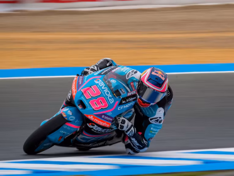 Máximo Quiles arrasa en Moto3: sexta victoria y 90 puntos de ventaja camino al título