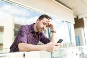 El SMS falso de Correos que simula un paquete retenido y roba tus tarjetas