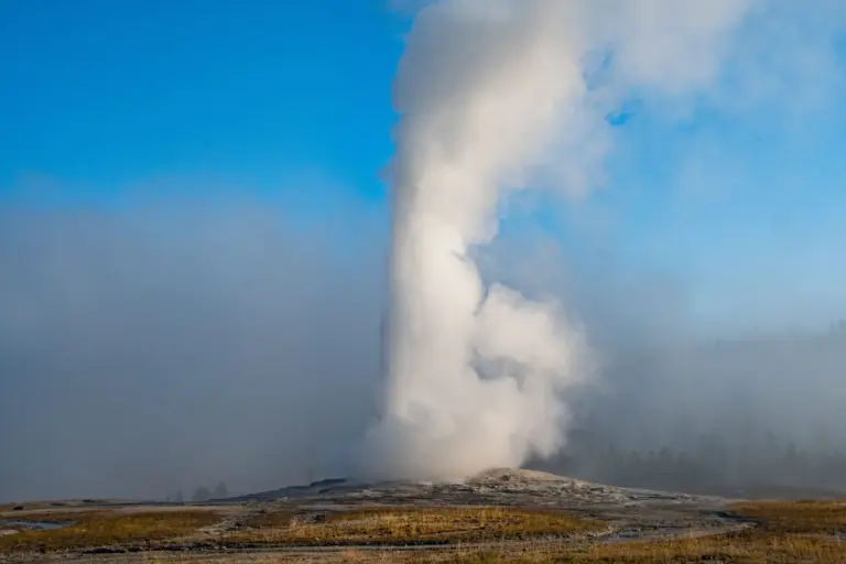 Yellowstone, naturaleza a la americana: el géiser que dicta el reloj turístico