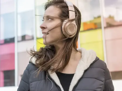 El peligro oculto de los nuevos auriculares con cancelación de ruido que los otorrinolaringólogos piden prohibir en la calle El peligro oculto de los nuevos auriculares con cancelación de ruido que los otorrinolaringólogos piden prohibir en la calle