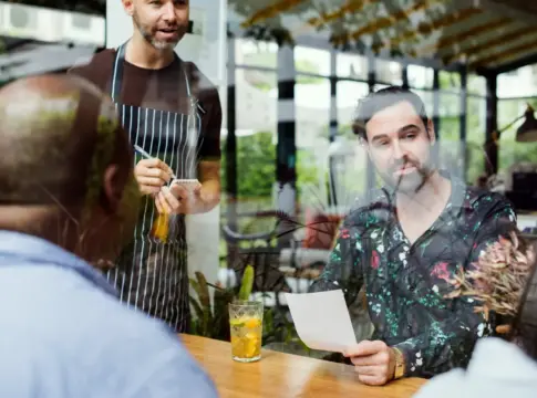 restaurante sentados en la ventana freepik