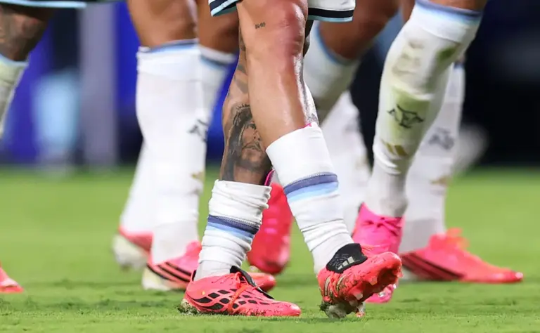 Por qué todos los futbolistas llevan zapatillas rosas en el Mundial 2026 (según los psicólogos)