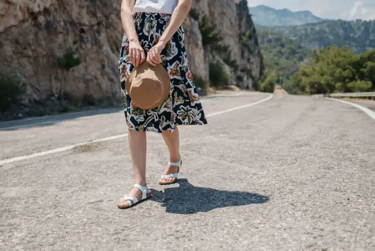 Sandalias Skechers rebajadas a 50,36 € en Cortefiel: el calzado todoterreno para vestidos de verano
