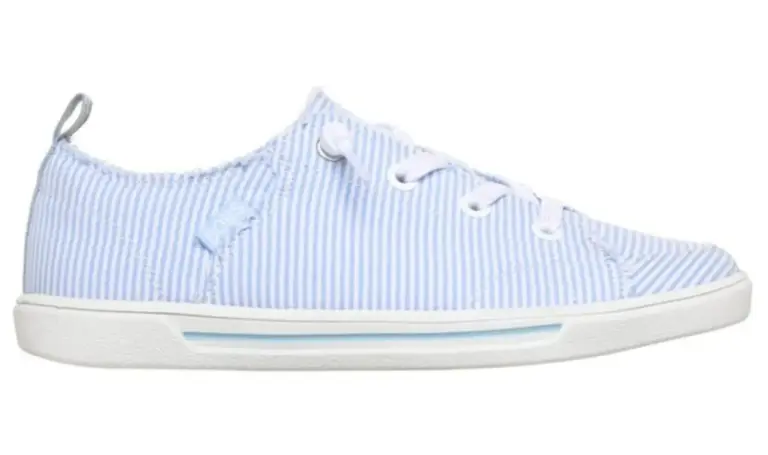 He encontrado las zapatillas de rayas marineras de Skechers para el verano: frescas, sin calcetines y por solo 55 €