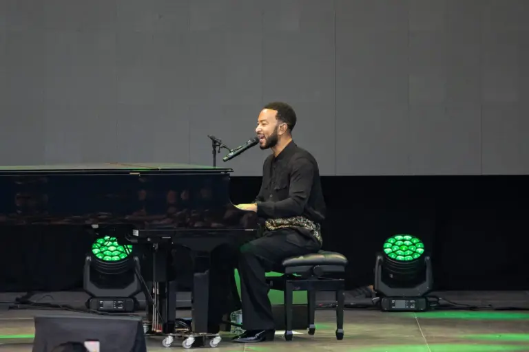 Un piano y su voz desnuda: John Legend desafía los megaconciertos en Noches del Botánico