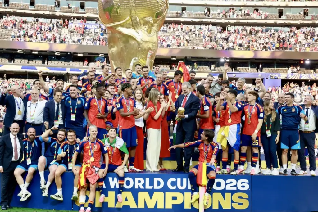 ¿Ya no hay "tensiones"? Trump estrecha la mano de Pedro Sánchez y la del rey Felipe VI en la final del Mundial tras las polémicas entre ambos países 2 "Esta Selección vuelve a enamorar": La impensable celebración del rey Felipe VI en el césped tras la victoria de España