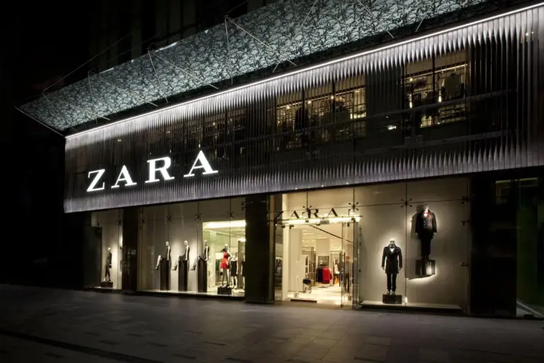 El pantalón icónico de rayas de Lady Di vuelve a ser tendencia este verano gracias a Zara