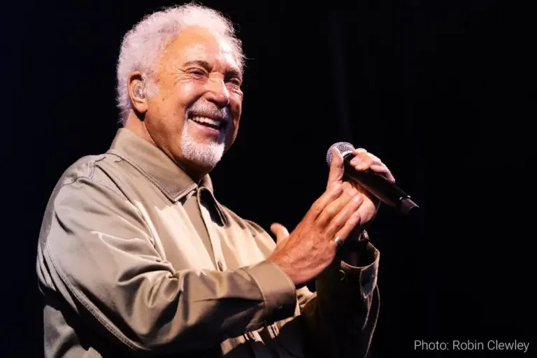 Tom Jones demuestra en Madrid que su voz sigue desafiando implacable el paso del tiempo