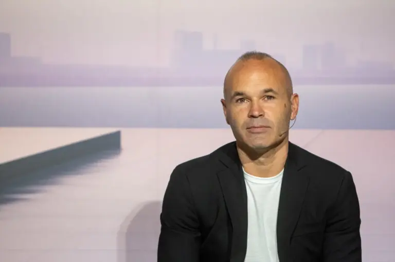 La caída a los infiernos de Andrés Iniesta: amor por el vino, criptomonedas, blanqueo de dictaduras y varias sociedades después del Barça