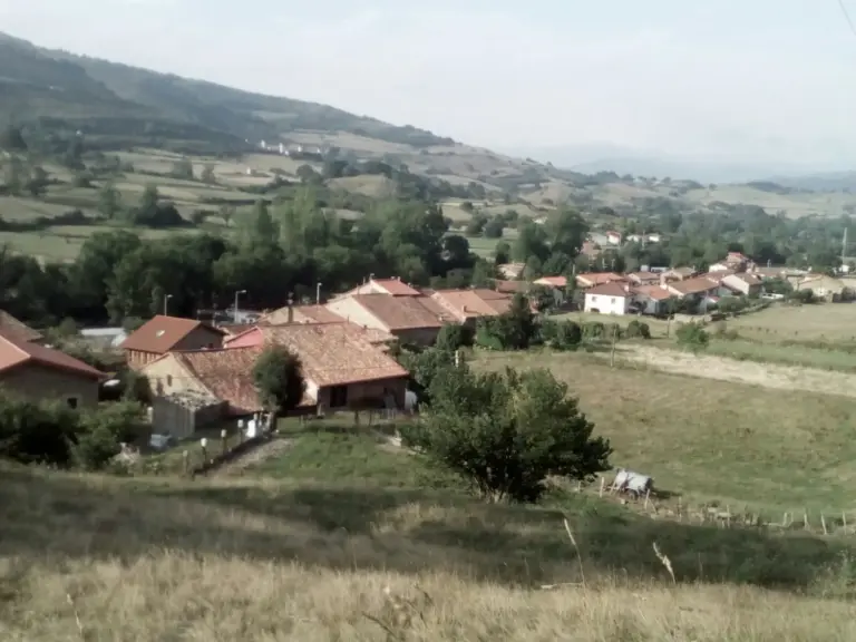 Ni costa ni aglomeraciones: el pueblo de Cantabria de 700 vecinos con piscinas de agua helada